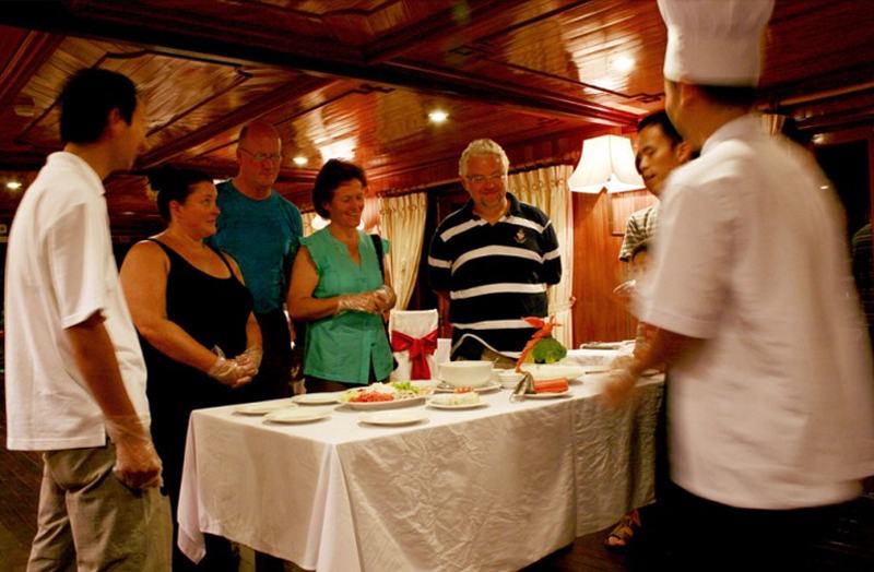 Tổng hợp 10 hoạt động bạn không nên bỏ lỡ tại Vịnh Hạ Long năm 2018 - tham gia lớp học nấu ăn trên du thuyền